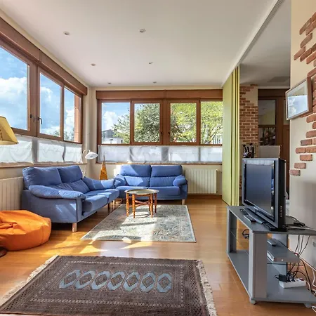 Ganburu By People דירה